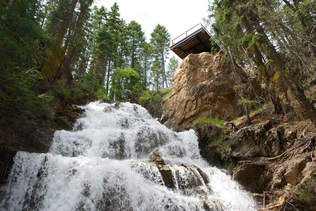 Image of Goldie-Creek Waterfall and viewing platform.