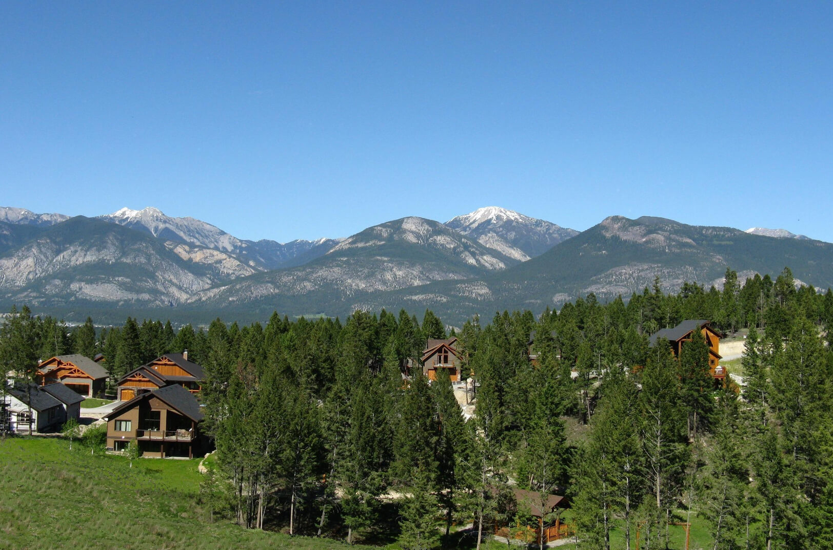 The city of Invermere surrounded by nature and mountains